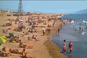 Playa de Villajarapa en Vera, al fondo las casetas de los bañistas en los años 60.
