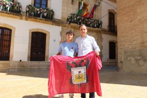 Javier Castillo recibe bandera municipio de Vera de manos del alcalde de Vera, Alfonso García.