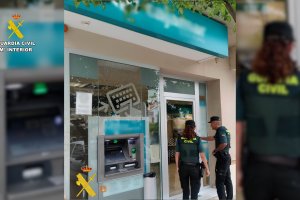 La Guardia Civil detiene a una mujer por un delito de robo con fuerza y estafa de más de 72.000 euros en Purchena.