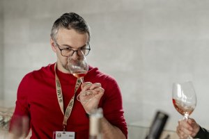 Cata de vino rosado durante el Concours Mondial de Bruxelles de 2025.