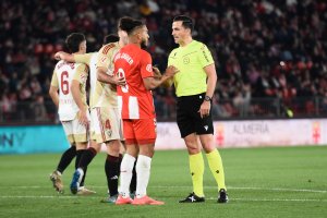 Ais Reig charla con Luis Suárez en el Almería-Mirandés.