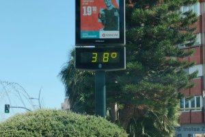 Panel informativo de la rotonda del Rafael Florido y Avenida del Mediterráneo marcando 38 grados a las 18:00 horas.