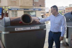 Antonio Urdiales junto a los contenedores marrones