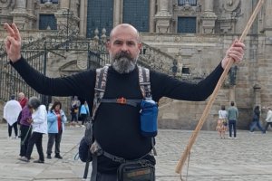 Jaime Luis nada más llegar a Santiago de Compostela, donde coincidió con la FAAM en la Plaza del Obradoiro.