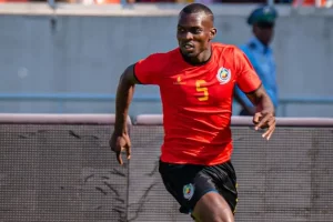 Bruno Langa con la Selección de Mozambique.