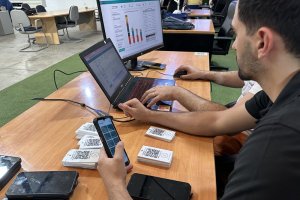 Investigadores analizando datos de la herramienta Savian Human