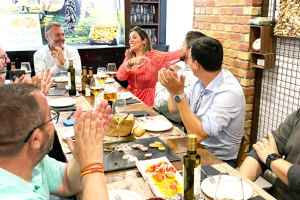 Los asistentes a la reunión disfrutaron de buena comida y crearon sinergias.