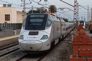 El Alvia S-730 averiado quedó apartado en la estación de Huércal-Viator y no pudo efectuar su viaje a Madrid Atocha.