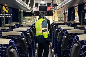 Imagen de archivo de agente de la Guardia Civil inspeccionando el interior de un autobús.