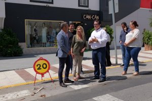 El alcalde de Carboneras, Salvador Hernández, y el diputado de Fomento, Infraestructuras, Vertebración del Territorio y Agua, Antonio Jesús Rodríguez, junto a comerciantes en la Avenida Almería.