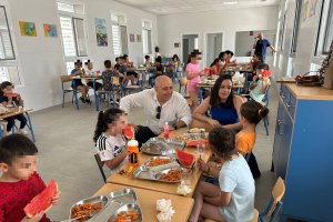 Alcalde y edil durante una visita al nuevo comedor escolar.