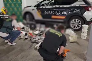 Agentes incautando material en la operación realizada en la Puebla de Vícar.