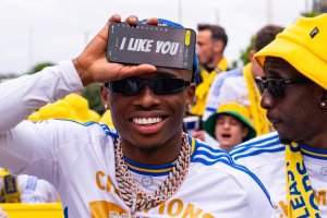 El ex del Almería, Largie Ramazani, celebrando el título de la Championship con el Leeds United, que logró 100 puntos.