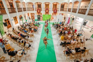 Desfile 'Mucho x Vivir' en Roquetas de Mar.