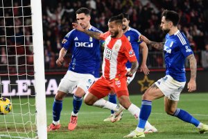 Luis Suárez y David Costas en el momento del gol del empate del Almería contra el Oviedo en Liga regular.