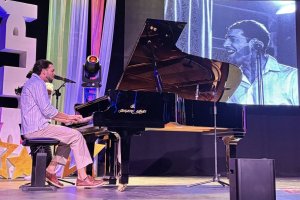 Actuación de Luis Miguel Contreras en el Concurso de Talentos 'Almería Joven'.