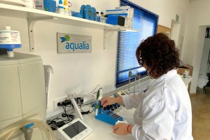 El laboratorio de Aqualia en Almería realiza meticulosos controles analíticos cada semana.