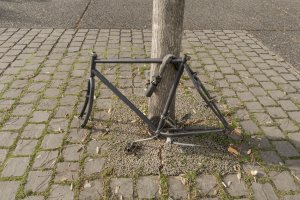 El esqueleto de una bicicleta después de un robo.