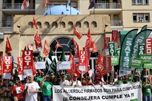 Manifestación frente a la Bola Azul en Almería contra los recortes de la sanidad pública.