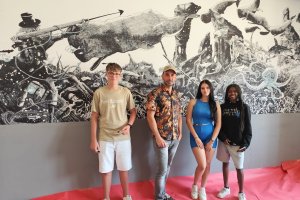 Edgar Max, junto a sus alumnos José María, Nerea y Beti.