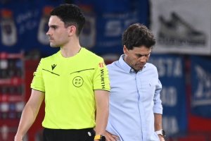 Rubi cabizbajo después de encajar el segundo gol. El Almería lo tiene muy difícil para pasar.