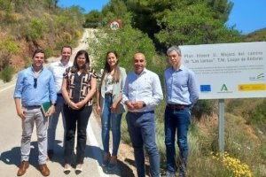 El delegado territorial de Agricultura, Pesca, Agua y Desarrollo Rural, Antonio Mena, visita las actuaciones realizadas en el camino Las Lomas.