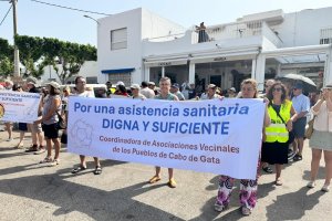 Han mostrado su malestar portando pancartas con lemas como “Por una sanidad digna y suficiente”