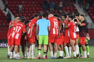 La piña de los futbolistas del Almería al final del partido en el Estadio de los Juegos Mediterráneos ante el Oviedo de Paunovic.