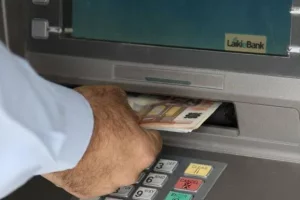 Un pensionista jubilado sacando dinero en un banco de Almería