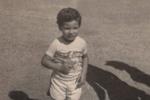 David Bisbal, siendo un niño en el barrio de Los Ángeles.