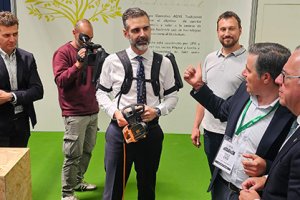 El consejero de Agricultura de Andalucía prueba el exoesqueleto que se está desarrollando en el marco del proyecto Agrimate, en la pasada Expoliva.