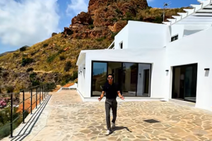 El agente inmobiliario muestra la vivienda a la venta en Mojácar