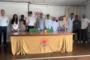Los protagonistas de la representación teatral en el escenario del Instituto Bahía de Almería.