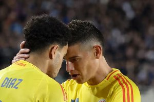 Luis Díaz anotaba el gol y es felicitado por James.