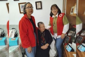 Luna Castro junto a una usuaria que llama 'la abuelita', por ser una de las más longevas del programa.