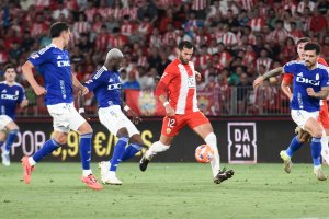 Leo Baptistao en el choque de ida, donde pidió el cambio en la segunda mitad tras sufrir molestias musculares.