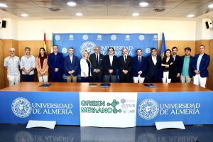 El rector, José Céspedes; Diego J. García Oyonarte, consejero delegado de INNDE CTAER SL, y Joaquín Pérez de Ayala, director de Desarrollo Corporativo de Técnicas Reunidas, posan con representantes de la Universidad y de las empresas tras la firma.