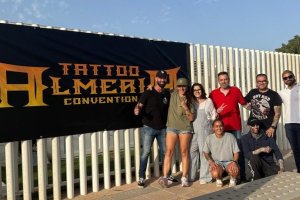 Dedicación, pasión y arte: el equipo de la convención, creando una experiencia única en Almería.