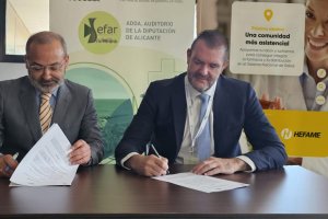 Jaime Espolita (SEFAR) y Enrique Ayuso (Fundación Hefame) durante la firma del convenio de colaboración en apoyo a la farmacia rural.