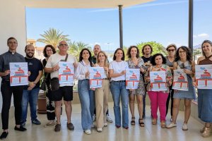 El equipo de Gobierno con miembros de Cáritas y de los centros educativos.