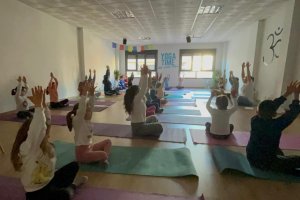 Una clase de yoga para niños en el centro 'Yoga Time' de El Ejido.