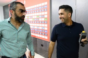 Mohamed El Assy y el presidente una vez concluyó la rueda de prensa en el Estadio Mediterráneo.