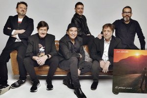 Los Secretos, en una imagen promocional de esta gira. A la derecha, portada del disco ‘El primer cruce’, con Álvaro Urquijo en Tabernas.