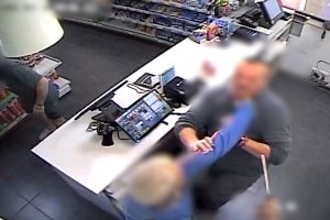 Uno de los atracadores presuntamente agrede al empleado de la estación de servicio.