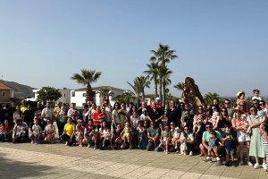 Fotografía de familia con los participantes en la plantación y autoridades de Huércal-Overa.