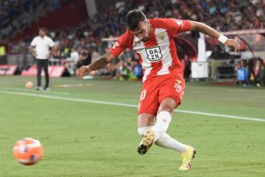 Álex Centelles lleva más de 100 partidos con el Almería y valora salir para jugar en el extranjero.