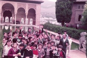 Viaje de estudios de un instituto de Almería en la década de los 70 visitando la Alhambra de Granada.