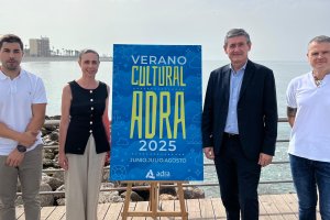 Manuel Cortés junto a la concejala de Cultura y los ediles de Juventud y deportes