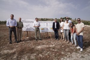 Visita de las autoridades a los terrenos donde se levantará el futuro pabellón de Arboleas.