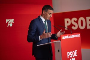El presidente del Gobierno y Secretario General del PSOE, Pedro Sánchez, durante una rueda de prensa, en la sede del PSOE en Ferraz.